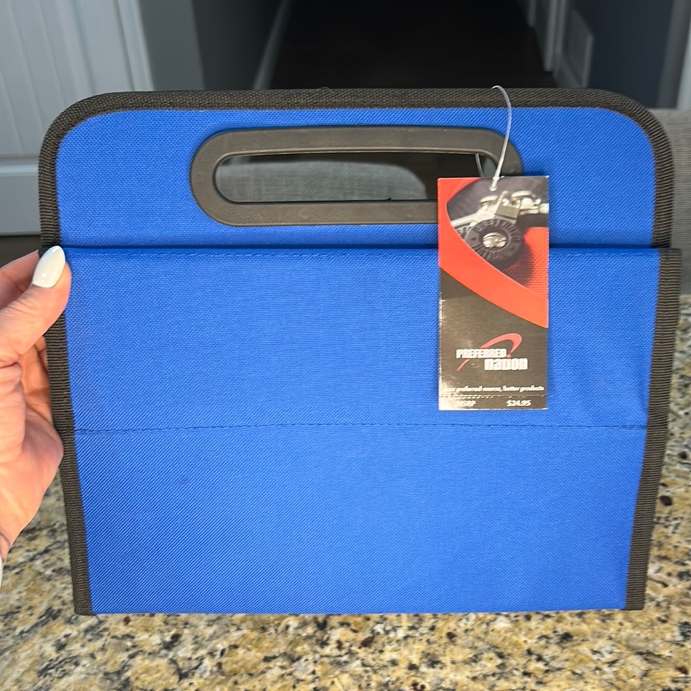 Portable, collapsible 6 cup holder with handle